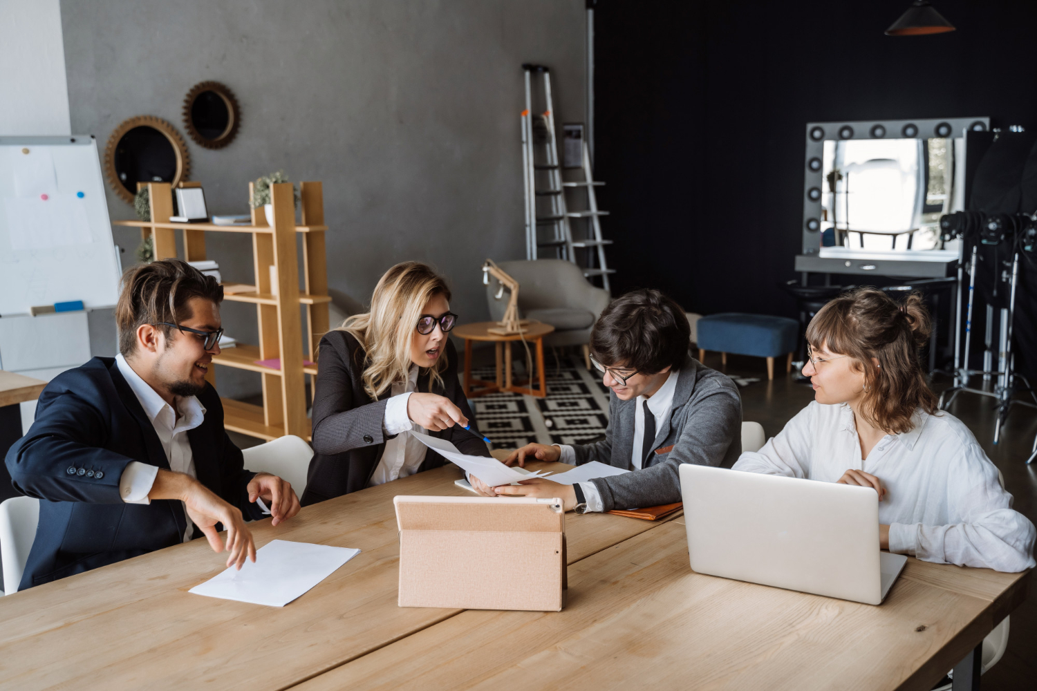 Equipo de ADNOVA, tu agencia integral de publicidad en Guatemala.